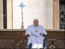 Quince días después de su última aparición pública, el Santo Padre reapareció entre los fieles