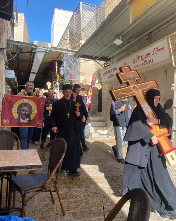 Cristianos pasean por la Ciudad Vieja de Jerusalén. Crédito: Adi Marer/ Rossing Center