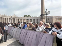 Fieles se congregan desde primera hora de la mañana en la Plaza de San Pedro para rezar por la muerte del Papa Francisco