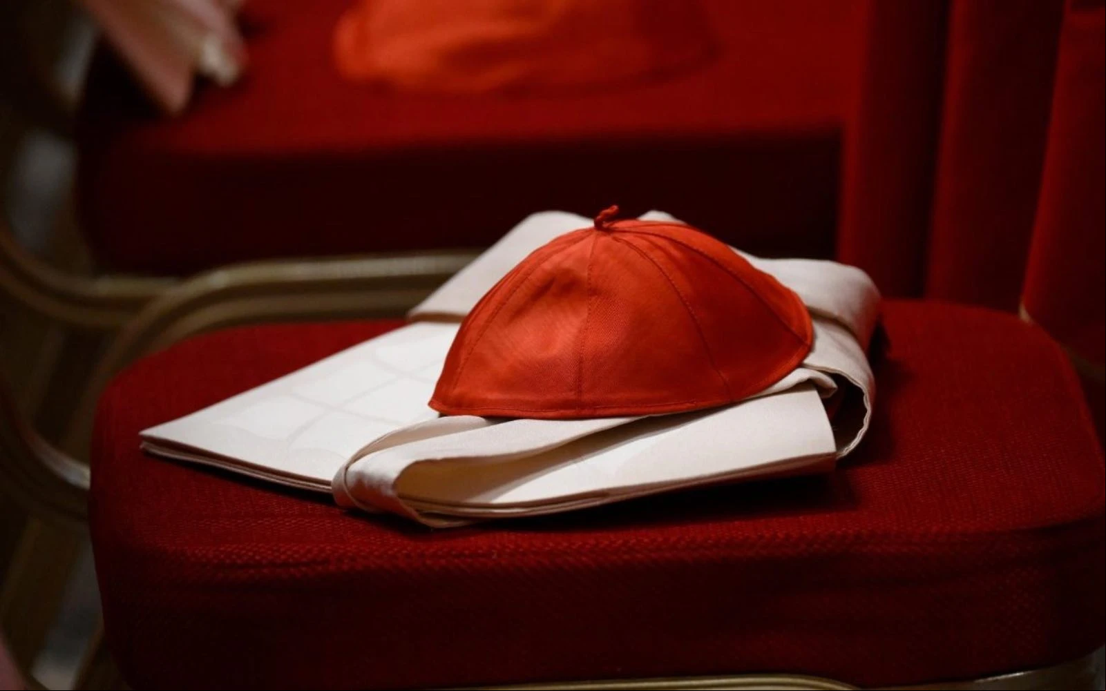 Un zucchetto, el solideo rojo que usan los cardenales.?w=200&h=150